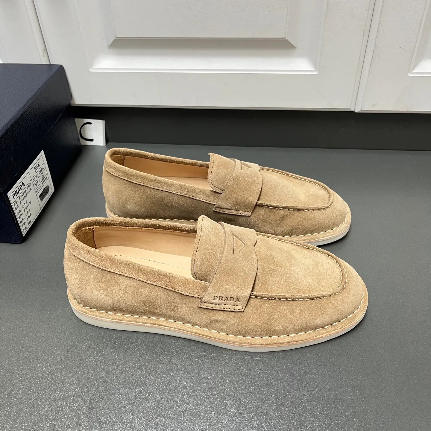 💰840 Prada men’s new suede leather loafers. Made of flocked cow second-layer leather, they combine classic design with handmade details, blending sophistication with casual comfort. Hot-stamped logo on the outside, topstitched seams on the skirt, 1.5cm white rubber sole with leather welt, dyed calfskin lining, silver-labeled cowhide feet, simple and elegant style, comes with a full set of original packaging dust bag! C leather shoe size: 39/40/41/42/43/44 Brown Welcome to order